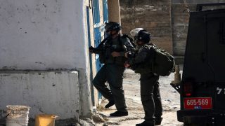 الاحتلال يواصل الاعتقالات في الضفة والمستوطنون يدمرون مدرسة بطوباس