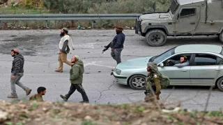 مستعمرون يهاجمون مركبات المواطنين جنوب شرق بيت لحم