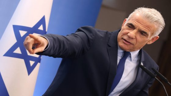 لابيد: نتنياهو مول حماس وغير استراتيجيته الان بضغوط أمريكية