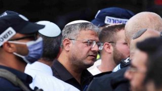 فلسطينيون بقرية “ترابين” يرشقون بن غفير بالحجارة