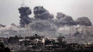 غارات وقصف ونسف متواصل يستهدف مناطق واسعة بقطاع غزة