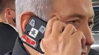 صورة لنتنياهو يغطي كاميرا هاتفه تثير جدلا واسعا حول الأمن الرقمي