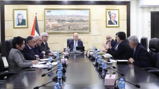 رئيس الوزراء يتابع سير عملية المراجعة الوظيفية في الدوائر الحكومية