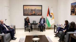 الشيخ يبحث مع النرويج المستجدات الراهنة