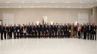 الشيخ يعقد اجتماعاً موسعاً مع سفراء دول عربية وغربية وبعثات دولية لبحث التصعيد الإسرائيلي