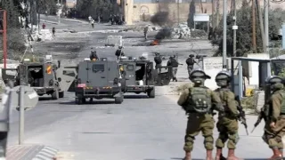 مستعمرون وجنود الاحتلال يهاجمون قرية المغير