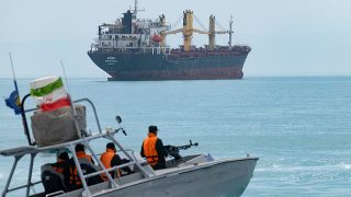 الحرس الثوري يعلن “السيطرة الكاملة” على مضيق هرمز