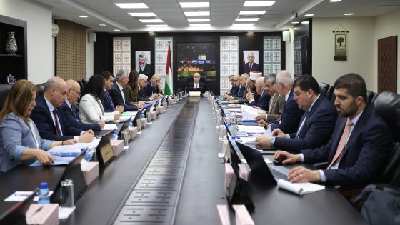 مجلس الوزراء يطالب المجتمع الدولي والوسطاء بتحمل مسؤولياتهم تجاه خروقات الاحتلال وجرائم المستعمرين المتصاعدة