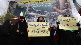 الحرس الثوري الإيراني يؤكد أن “الإصبع على الزناد” رغم الهدنة مع واشنطن