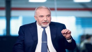 ليبرمان: الجنود في لبنان أشبه بالبط في ميدان الرماية
