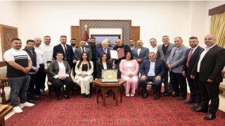 الرئيس يمنح مؤسسة حماة الفتح درع دولة فلسطين