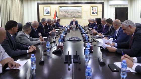 رئيس الوزراء يتابع مع وفد من طولكرم مشاريع حكومية قيد التنفيذ ويبحث احتياجات المحافظة