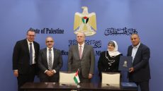 برعاية رئيس الوزراء: توقيع اتفاقيات منح بنحو 10 ملايين دولار لدعم مشاريع البنية التحتية والصحة والترميم