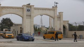 اتفاق على تشكيل لجنة فلسطينية – أردنية لتذليل العقبات التي تواجه المسافرين على معبر الكرامة