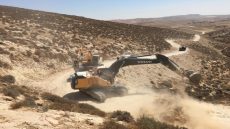 تقرير: الاحتلال يواصل شق المزيد من الطرق الالتفافية لتعزيز الاستيطان بالضفة