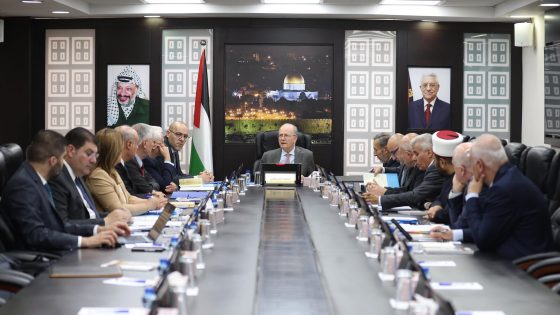 مجلس الوزراء يبحث وسائل تسريع العمل على معالجة أزمة المحروقات وتكدس الشيقل بفعل إجراءات الاحتلال