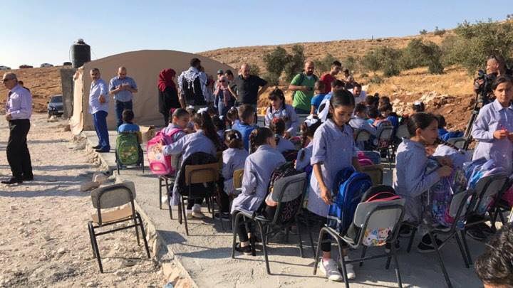 بسبب الاحتلال طلاب مدرسة جب الذيب في العراء مع بداية العام الدراسي