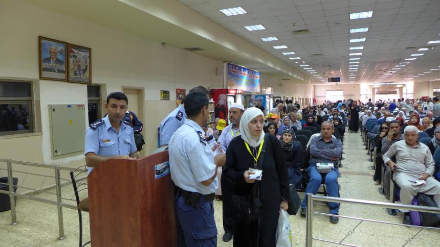 كم عدد الفلسطينيين المغادرين إلى الأردن سنوياً بغرض السياحة؟