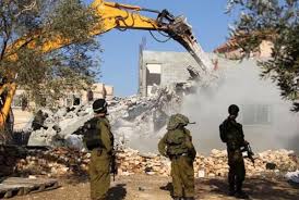 القدس: جرافات الاحتلال تهدم 4 منشآت سكنية وتجارية في العيسوية